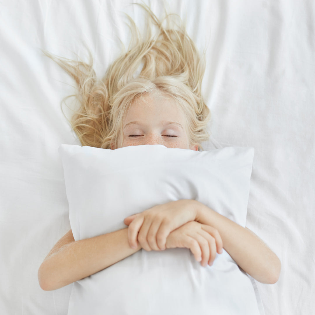Slapend meisje bedplassen